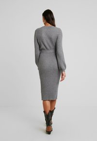 Abito midi grigio lavorato a maglia con texture a costine, maniche lunghe e vita aderente, dotato di una cintura e di un design con scollatura a barca sul retro.