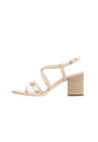 Sandalo in pelle beige con tacco a blocco, dotato di cinturini incrociati e una fascia bianca di dettaglio. Chiusura con fibbia regolabile alla caviglia.