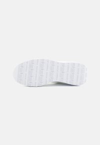 Tommy Jeans W TECH RUNNER ESS - Zapatillas - white