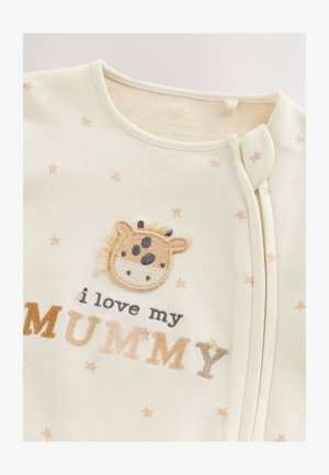 Kermaankeltainen vauvan vaate, jossa on tähtikuviot, kirahvin applikaatio ja kirjailtu teksti "Rakastan äitiäni" eri väreissä.