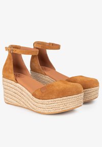 Tacones de cuña de plataforma de ante marrón con tira para el tobillo, que presentan una entresuela de yute trenzado y un diseño de punta redondeada.