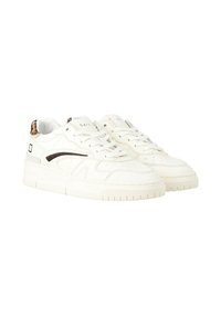 Witte lage sneakers met vetersluiting, zwarte zijstrepen en luipaardprintaccenten op de hielkraag.