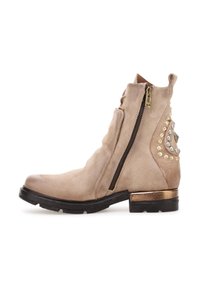 Beżowe zamszowe botki za kostkę o teksturowanym wykończeniu, z bocznymi zamkami, dekoracyjnymi okrągłymi akcentami i metaliczną piętą.