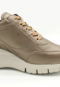 Baskets en cuir bronze avec surface texturée, bout rond, avant à lacets et semelle épaisse blanche. Comprend des œillets métalliques et des lacets contrastants.