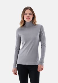 Hellgrauer Rollkragenpullover aus glattem Stoff, mit langen Ärmeln und figurbetontem Design, sowie einem einfachen Saum am unteren Ende.