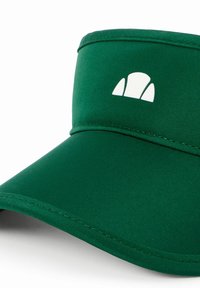 Gorra verde con visera, de textura suave y lisa. Presenta un logo blanco en la parte frontal. La visera es ancha y curva para protección solar.