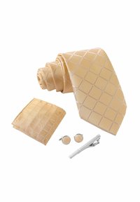 Cravatta in seta beige con un sottile motivo a rombi, fazzoletto coordinato, gemelli in argento e un fermacravatta in argento, disposti insieme in un layout di presentazione.