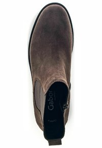 Brązowe zamszowe botki za kostkę z elastycznymi panelami bocznymi, zaokrąglonym czubkiem i uchwytem. Wnętrze z logo i wygodnym materiałem.