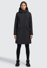 Parka nera impermeabile con colletto alto, cappuccio con cordino e due tasche frontali. Presenta una vestibilità dritta e elementi di design senza cuciture.