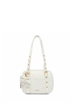 Weiße rechteckige Handtasche mit zwei Schulterriemen, goldfarbenen Beschlägen, einer dekorativen Schleife und dem Präge-Schriftzug "Jenny" auf der Vorderseite.