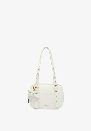 Bolso rectangular blanco con dos correas para el hombro, herrajes en tono dorado, un lazo decorativo y la palabra "Jenny" grabada en la parte frontal.