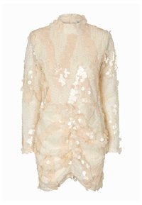 Kremowa mini sukienka z długim rękawem, wysokim kołnierzem, marszczonym dołem i dużymi lustrzanymi cekinami na całej powierzchni materiału.