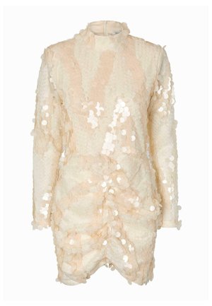 Kremowa mini sukienka z długim rękawem, wysokim kołnierzem, marszczonym dołem i dużymi lustrzanymi cekinami na całej powierzchni materiału.
