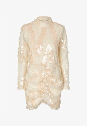 Kremowa mini sukienka z długim rękawem, wysokim kołnierzem, marszczonym dołem i dużymi lustrzanymi cekinami na całej powierzchni materiału.