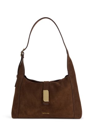 Sac à épaule en daim marron avec une boucle rectangulaire dorée et une sangle réglable, avec un logo "nat & nin" discret à l'avant.