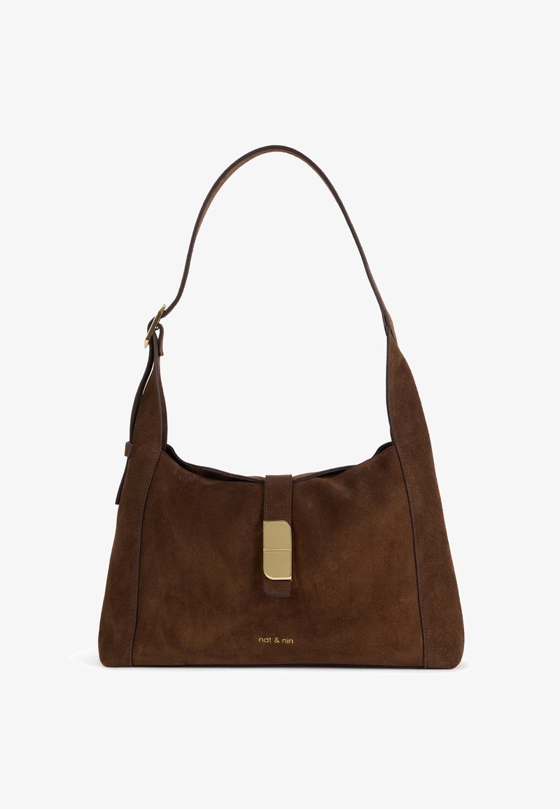 Sac à épaule en daim marron avec une boucle rectangulaire dorée et une sangle réglable, avec un logo "nat & nin" discret à l'avant.