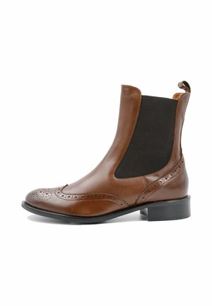 Botte Chelsea en cuir marron avec panneaux latéraux en élasthanne, détails perforés sur la pointe et un talon empilé pour une touche de style supplémentaire.