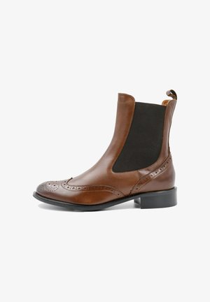 Botte Chelsea en cuir marron avec panneaux latéraux en élasthanne, détails perforés sur la pointe et un talon empilé pour une touche de style supplémentaire.