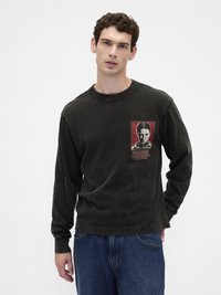 Μακρυμάνικο γκρι σκούρο βαμβακερό μπλουζάκι, με γραφικό εμπρός τσέπης χαρακτήρα σε κόκκινο και λευκό, σε άνετη γραμμή και στρογγυλή λαιμόκοψη.