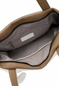 Bolso grande tipo tote con exterior en crema y acentos de cuero beige. El interior presenta un forro gris, un bolsillo con cremallera y compartimentos organizativos.
