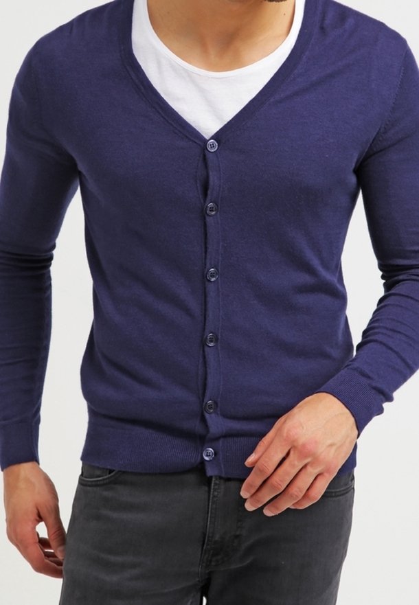 Mörkblå cardigan i mjukt material, med V-ringning, långa ärmar och knäppning, bärs över en vit T-shirt.