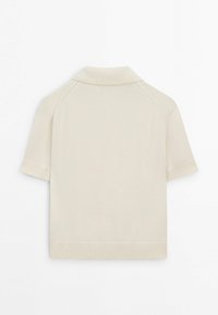 Beige Kurzarm-Strickpullover mit geripptem Kragen, Ärmelbündchen und Saum, von hinten auf weißem Hintergrund gezeigt.