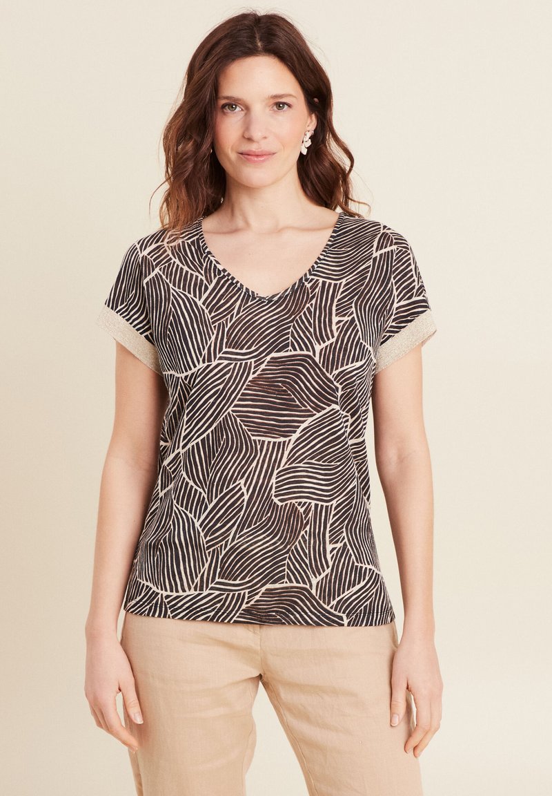 Korte mouwen V-hals top in zwart en crème met een bladerenpatroon. Heeft gestructureerde mouwen met een subtiele glans. Lichtgewicht stof.