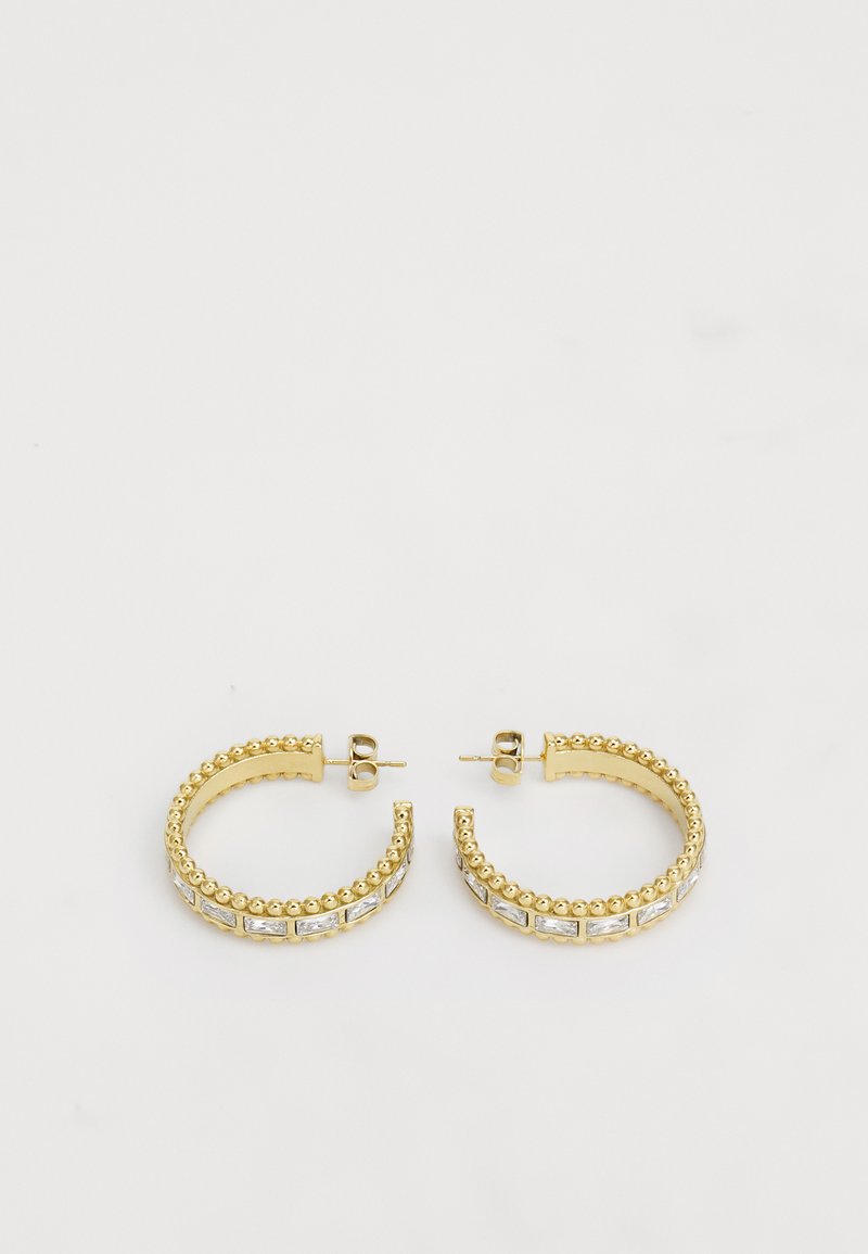 Orecchini ad anuloo in oro con una texture a perline e accenti rettangolari trasparenti, che uniscono eleganza a un design moderno.