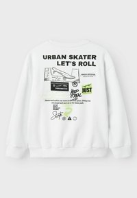 Sudadera blanca con el texto gráfico "URBAN SKATER LET'S ROLL" acompañado de ilustraciones de patinetas y acentos coloridos en verde y negro.