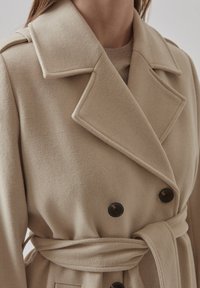 Modström SHAY - Gabardina - summer sand