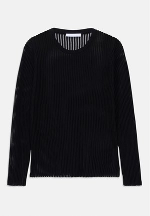 Čierny dlhý rukáv rebrovaný sveter s okrúhlym výstrihom, polopriehľadnými vertikálnymi prúžkami a bielou etiketou na golieri.