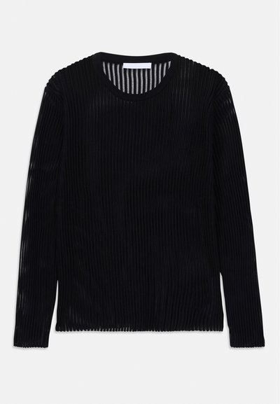 Μαύρο ριπ βίντεο με μακριά μανίκια και στρογγυλή λαιμόκοψη, ημι-διάφανοι κατακόρυφοι ρίγες και λευκή ετικέτα στον γιακά.