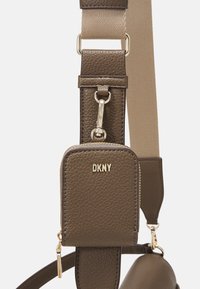 Brun tekstureret læder crossbody-taske med aftagelig kortholder, guldfarvet hardware og justerbar lærredsrem. Har præget logodetalje.