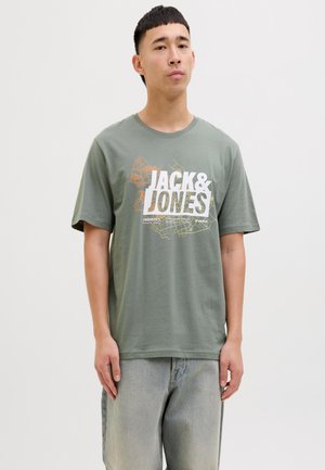 Olijfgroene katoenen t-shirt met korte mouwen, voorzien van een grote witte en oranje graphic en een kaartontwerp aan de voorkant met "JACK & JONES".