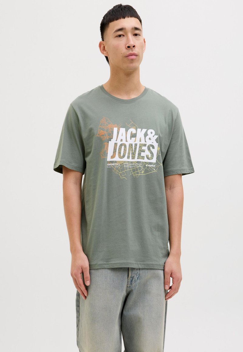 Alyvuogių spalvos medvilninis marškinėliai trumpomis rankovėmis, su dideliu baltu ir oranžiniu "JACK & JONES" grafiniu ir žemėlapio dizainu priekyje.