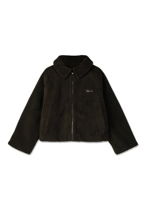Chaqueta de piel sintética en verde oscuro, con un cuello con solapa, cremallera frontal y bolsillos laterales. Muestra una textura sutil y detalles de costura.
