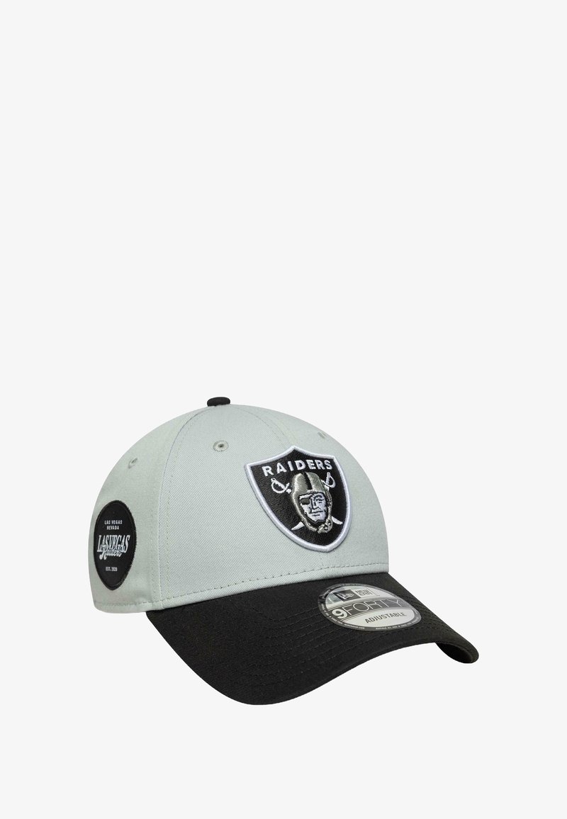 Gorra negra y gris claro con un logo de los Raiders bordado en la parte frontal, una correa ajustable y un visor estructurado con una forma curva.