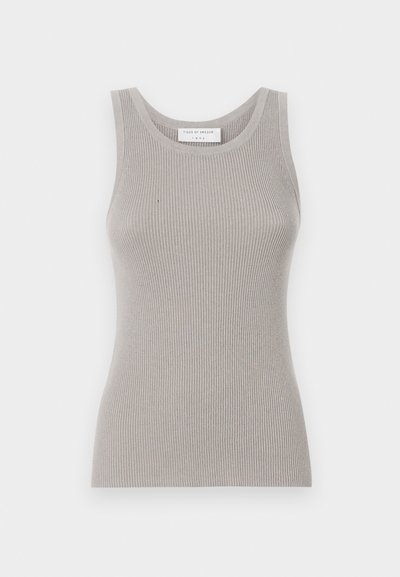 Top de alças cinza com nervuras, de decote redondo e alças largas. Apresenta uma textura suave e um design que se ajusta ao corpo. Rótulo da marca visível.