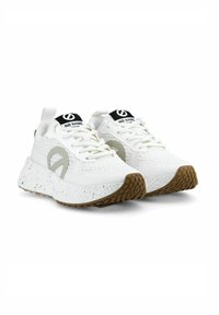 Scarpe sportive bianche con tomaia in maglia testurizzata, accento del logo trasparente e suola imbottita maculata. Presentano lacci piatti e battistrada in gomma.