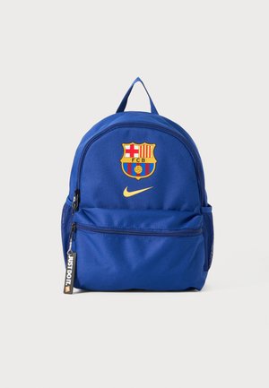 Blauer Stoff-Rucksack mit einer vorderen Reißverschlusstasche, versehen mit dem FC Barcelona-Wappen und einem Nike-Logo. Verfügt über eine Schlaufe zum Aufhängen an der Oberseite.