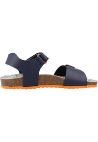 Sandalias azul marino con planta de corcho, suela naranja y correa ajustable. Presentan un diseño plano con textura mínima y un ajuste seguro.