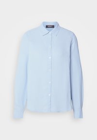 Chemise bleu clair à boutons avec un col, des manches longues et un tissu texturé présentant des rayures verticales.