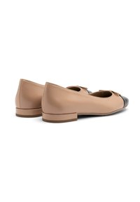 Ballerines en cuir beige avec un bout rond noir. Dotées d'un petit talon et d'un accent nœud à l'avant. Texture lisse et design simple.