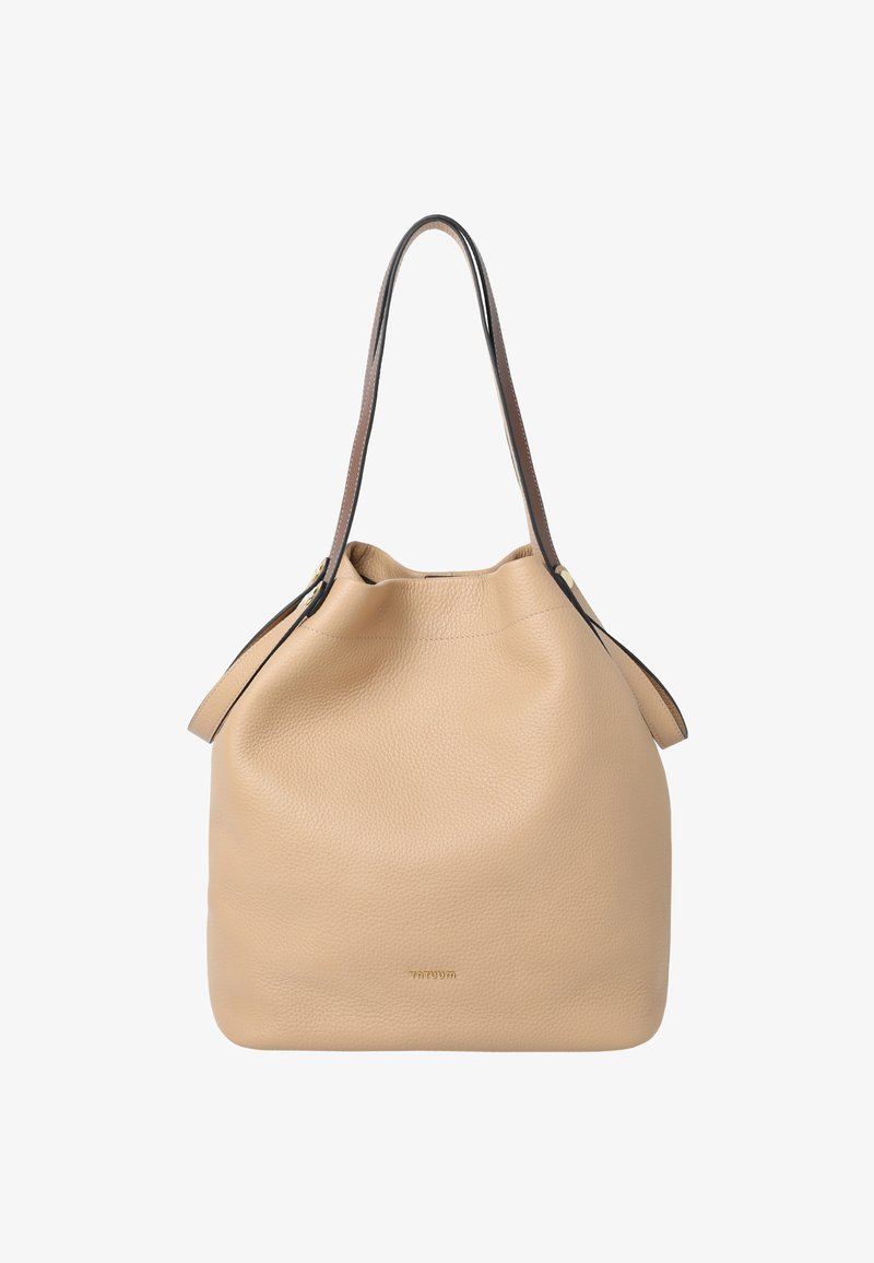 Beżowa torebka na ramię z fakturowanej skóry z pojedynczym długim paskiem i subtelną złotą nazwą marki blisko dolnego środka.