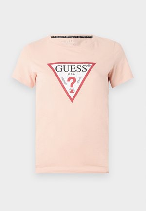 T-shirt en coton rose avec un col rond, présentant un grand logo triangulaire rouge avec du texte blanc et un design de point d'interrogation au centre.