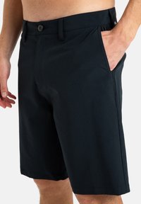 Șorturi în nuanță de navy închis, dintr-un material neted, având închidere cu nasture, buzunare laterale și o croială elegantă. Linii curate, fără modele vizibile.