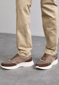 JET RUNNER  - Trainers - taupe