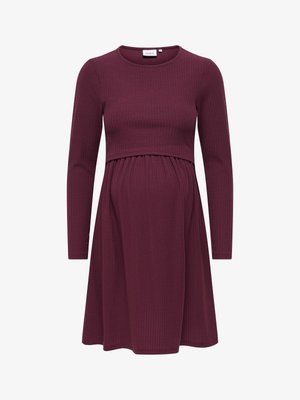 Robe de maternité à manches longues en maille côtelée de couleur bordeaux profond, avec taille empire et encolure ronde.