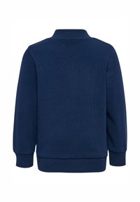 Granatowy sweter z okrągłym dekoltem i ściągaczami, wykonany z miękkiej dzianiny. Charakteryzuje się prostym, bezszwowym fasonem.