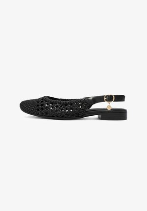 Czarny pleciony skórzany but typu slingback na płaskim obcasie z niskim obcasem i złotą klamrą z małym zawieszonym ozdobnikiem.